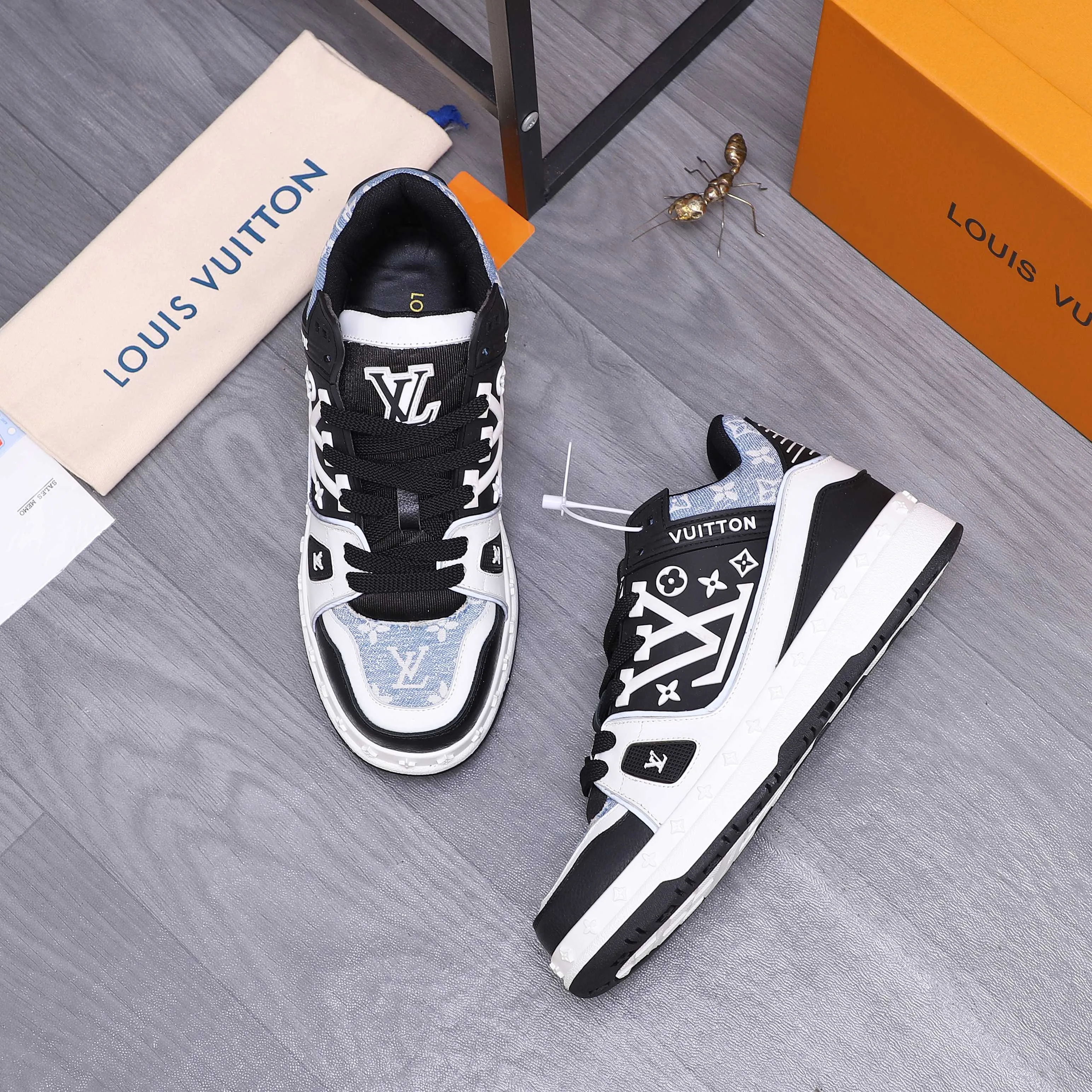 Men's shoes 💰p600 Product trademark: LV "Louis Vuitton" casual lace-up men's shoes Regular size: 38-44 Product material: Selected classic denim woven pattern splicing cowhide upper Breathable mesh lining Original rubber outsole